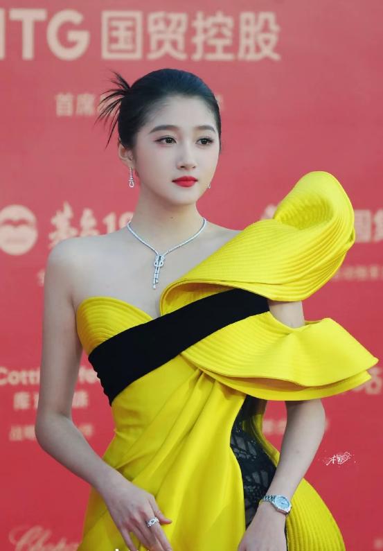 关晓彤估计很难结婚了，

不是放不下鹿晗，

而是如今28岁的她，竟然已经明白自