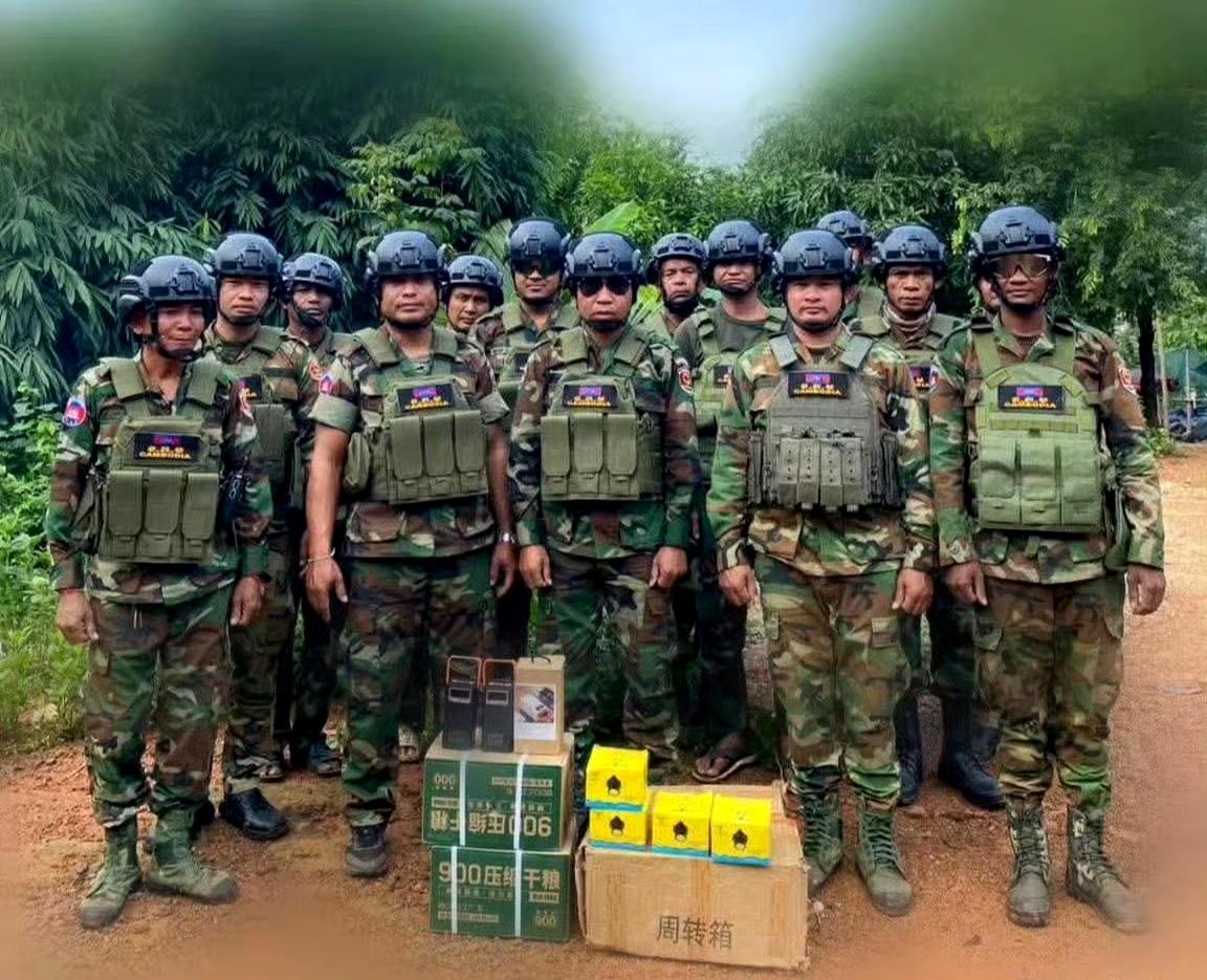 柬泰冲突，柬埔寨军队发布收到物资的照片。物资是用中文纸皮包装的压缩饼干等。 ​​