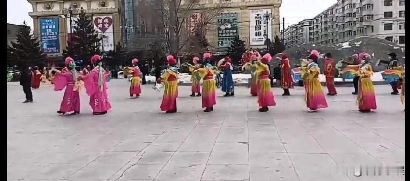 真不理解这些老人是咋想的，
外面零下30多度，
寒风呼呼的刮，
寒风刺骨的，
但