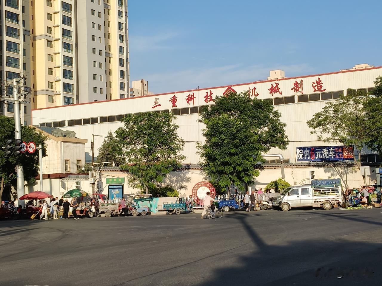我就喜欢逛兰州这样的市场——兰州市安宁区枣林路市场。

早晨5点半的时候，市场上