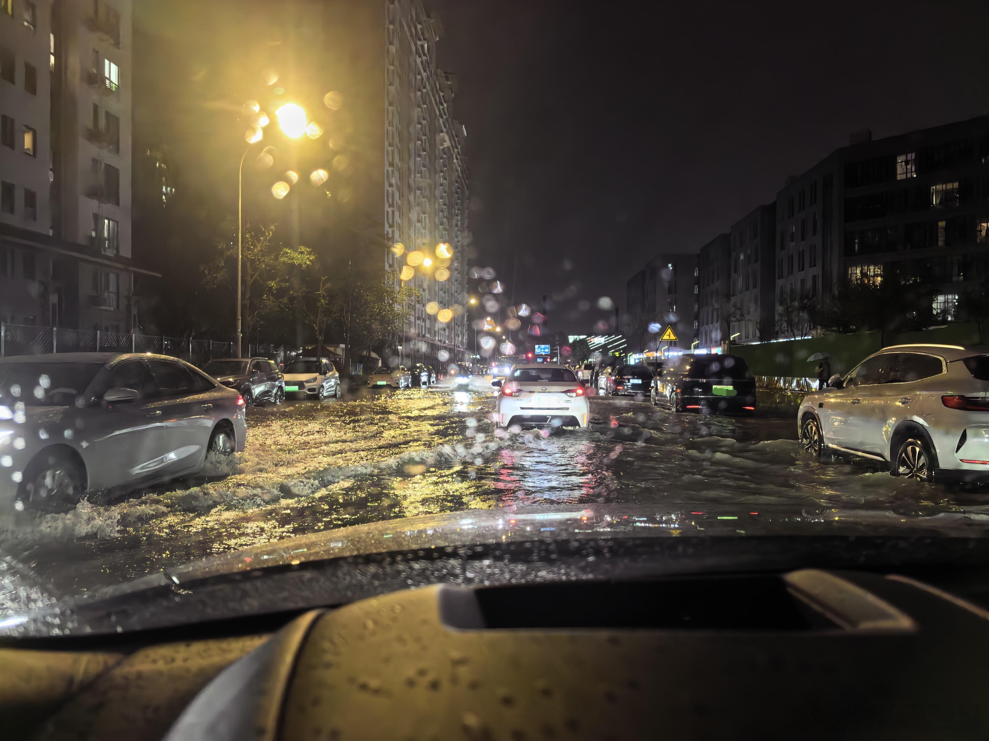 北京大雨马路又成河了，行车如行船。人家浪大船头，咱这浪扫底盘。底盘高点还是有好处
