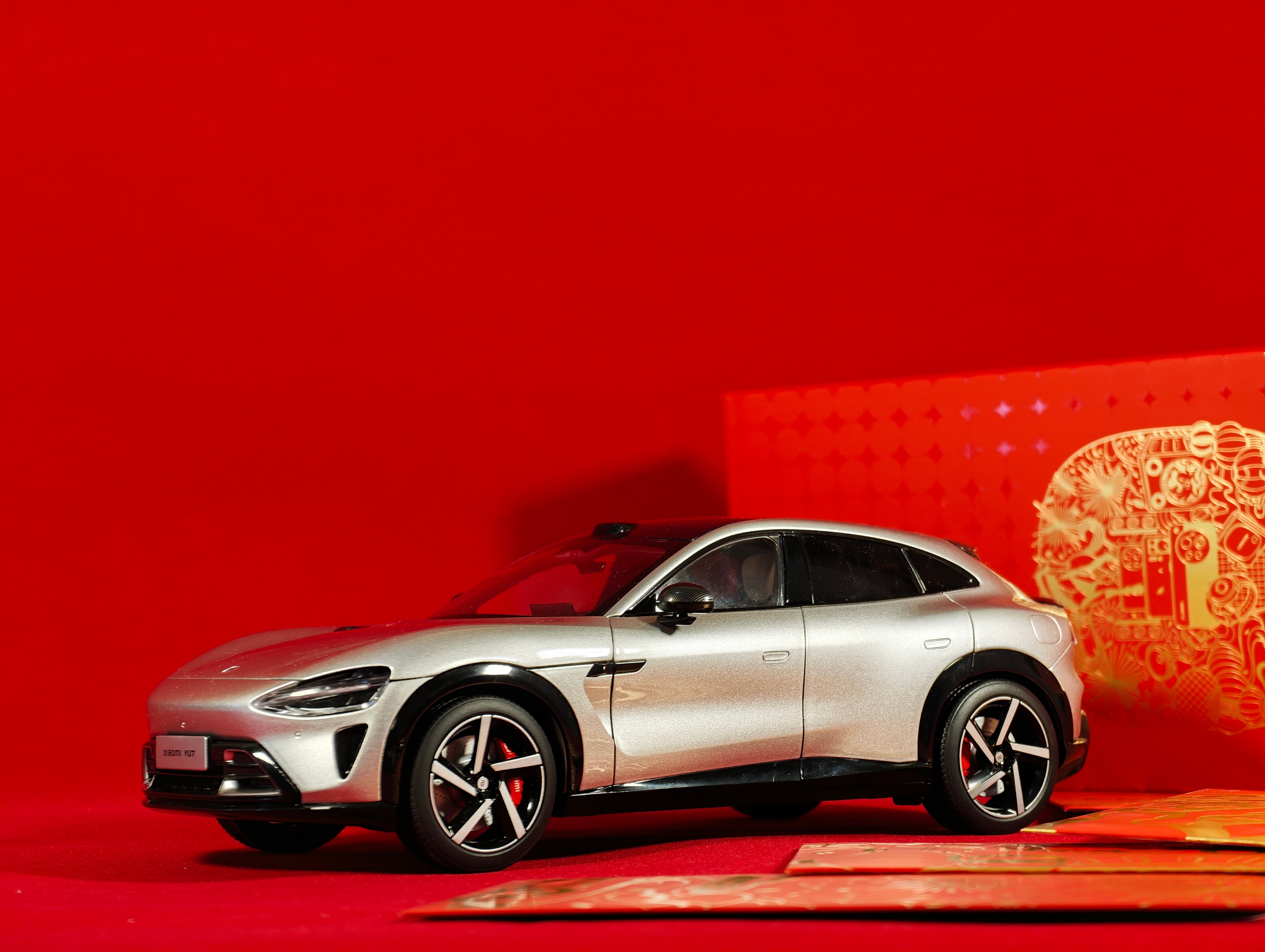 小米的新春礼盒～拿到的是一个钛金属YU7车模，做得超级精致。还有好多小米元素红包