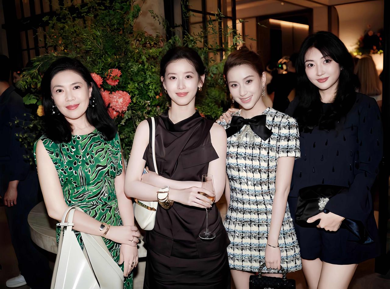 原本以为，刘强东、章泽天夫妇，是老公忙于事业，老婆到处游玩，看到这次晚宴才发现，