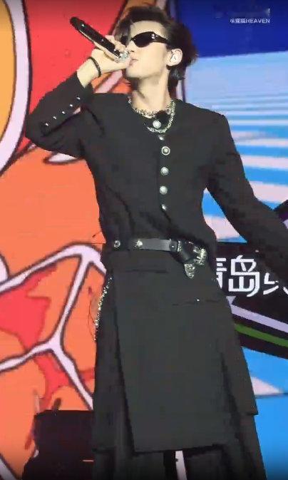 王琳凯人不基础舞台更不基础 必须给小鬼的舞台表现力疯狂打call！作词作曲都超有