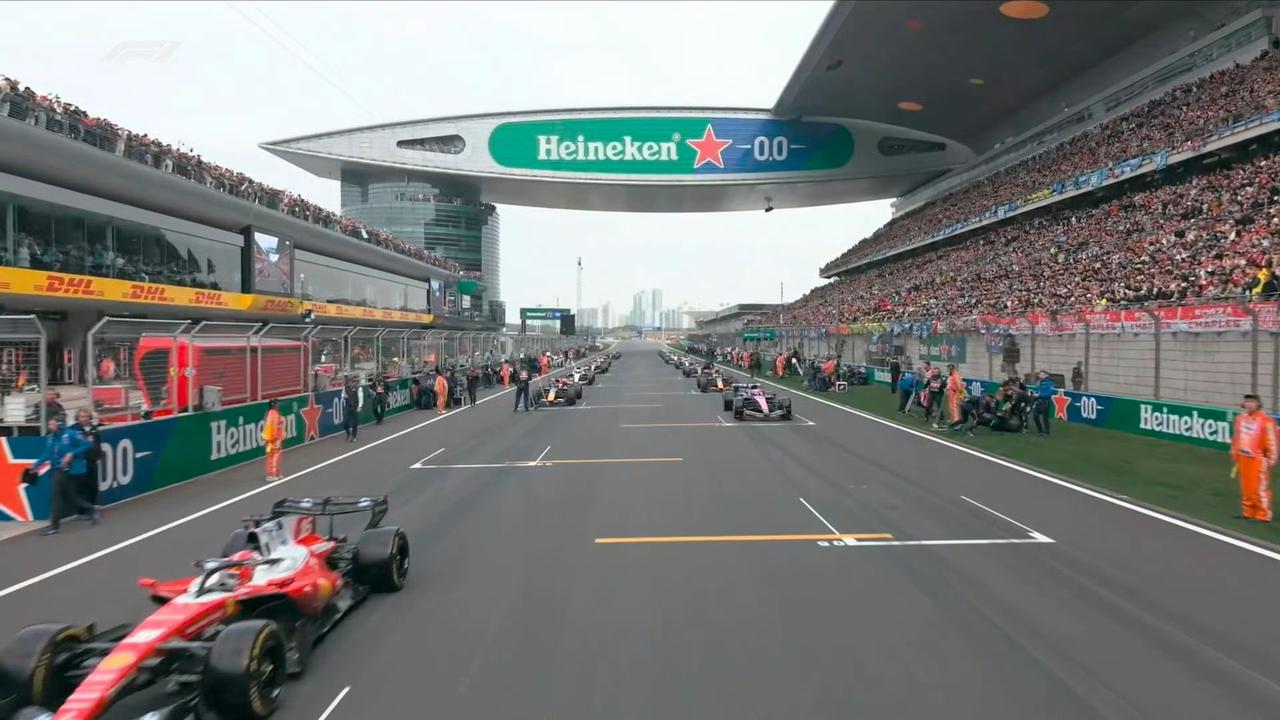 起步轮胎，红牛是全场唯一使用软胎的车队！非常激进的策略！
但是发车格第三排空无一