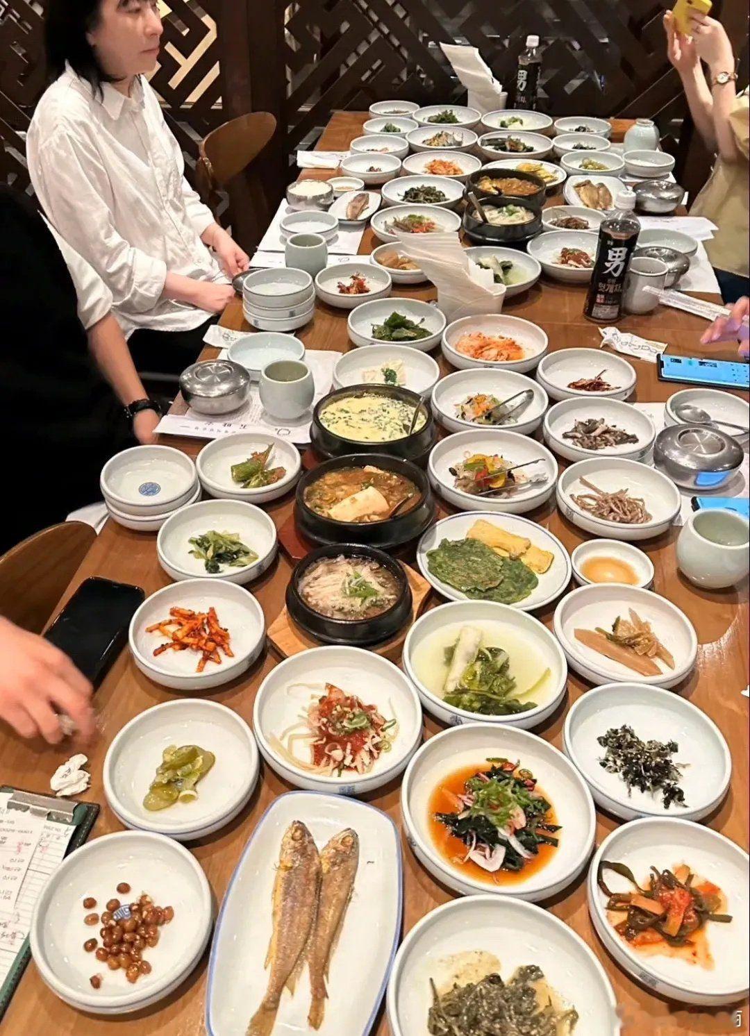 韩国人啤酒倒三分之一是因为要混其他酒，但是消防局的领导，吃酒也就2个凉菜，还不如