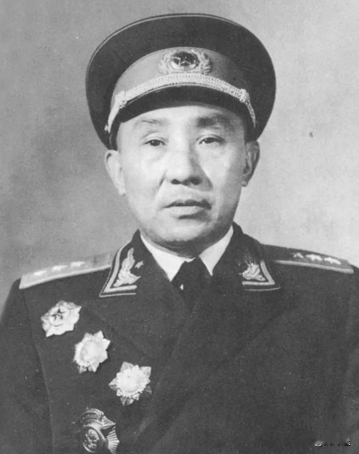 1958年，在给李聚奎将军补授军衔时，他向中央反映：“就低不就高，上将就行！”按