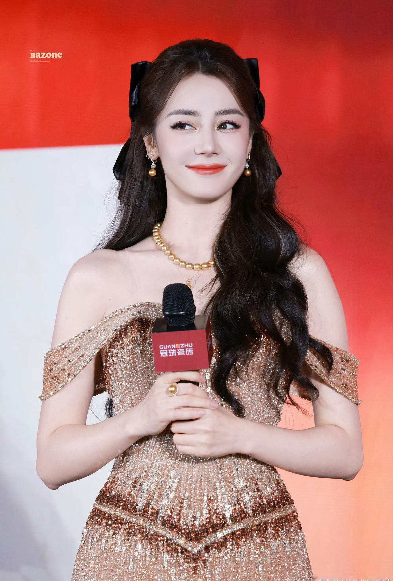 御木本家的漂亮公主
怎么看怎么都美
夸不完
热巴和珍珠时尚感直接拉满 ​​​