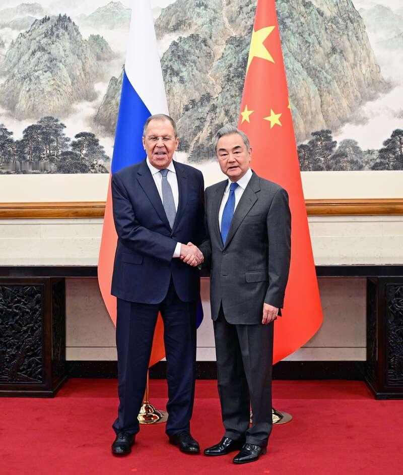 绝不允许日本重新武装！7月24日在吉尔吉斯斯坦乔蓬阿塔，王毅把这句话摆到了拉夫罗
