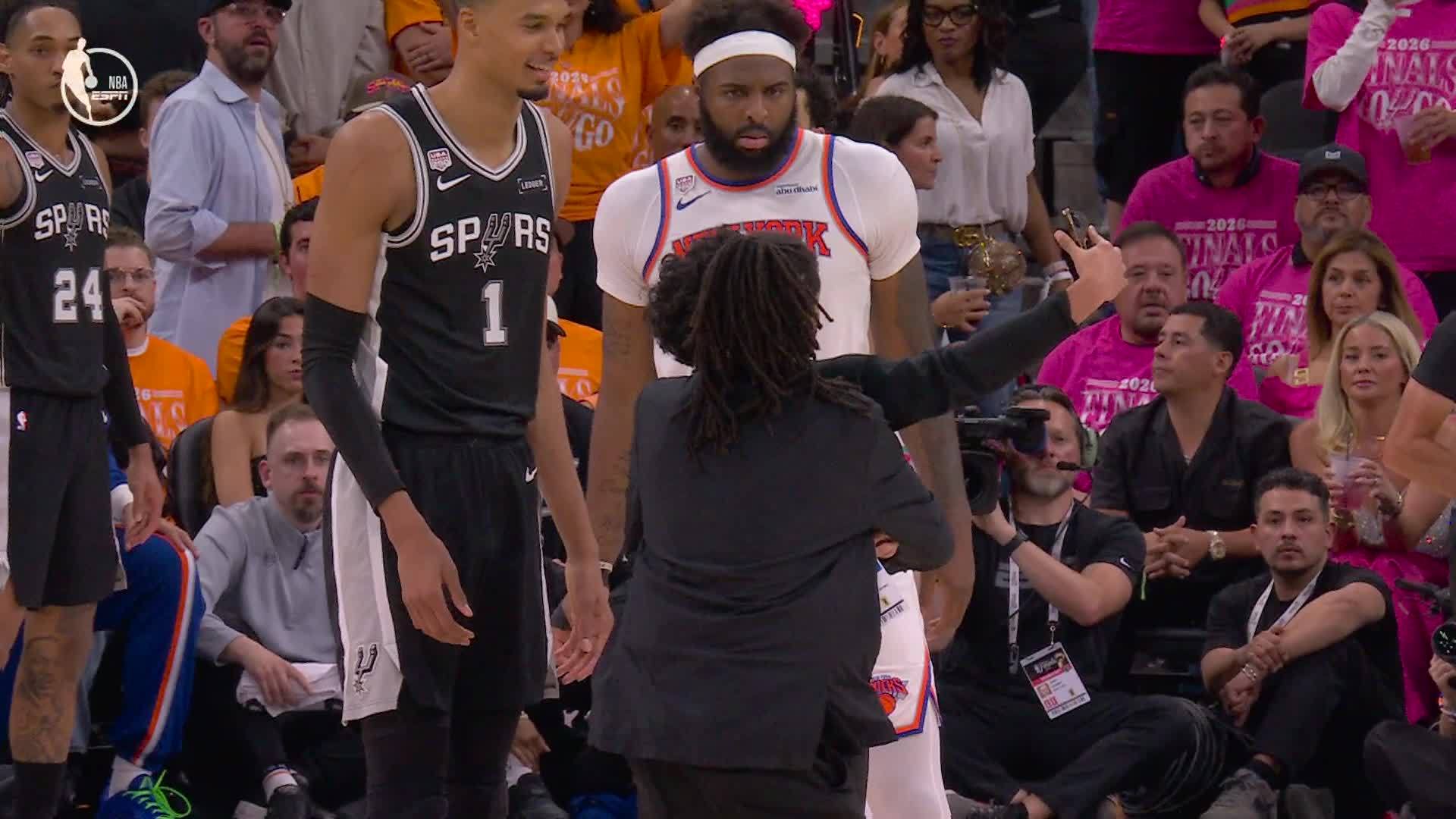有球迷冲场了，这在NBA总决赛里很少见NBA总决赛
