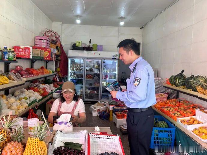 玉环民警三年坚守为辖区群众筑起平安防线玉环市公安局的年轻民警蒋金行。2023年入