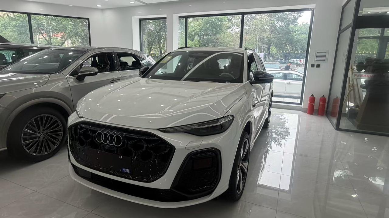 最新到店，奥迪Q5L智混旗舰型，指导价385000，轻微运损如图，后风挡玻璃破碎