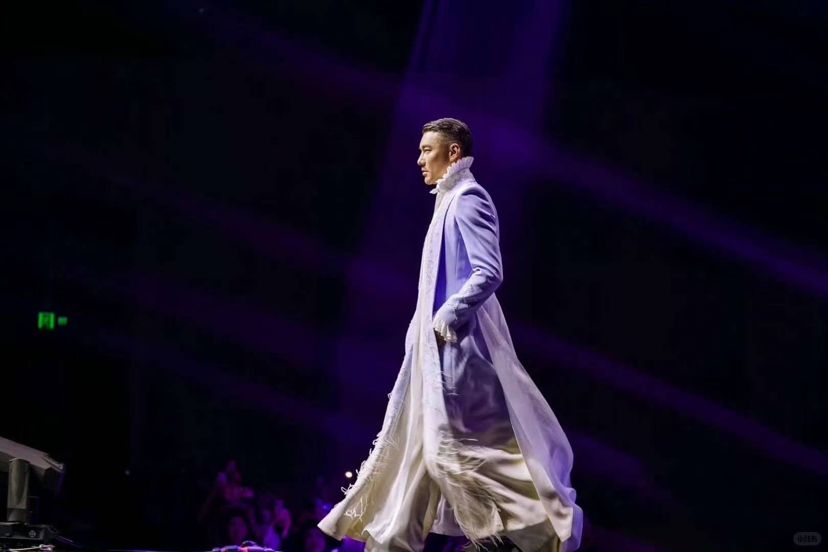 胡兵抗住了顶光灯 暗环境下的死亡顶光太窒息，多少颜值经不起折腾。胡兵却完美扛住，