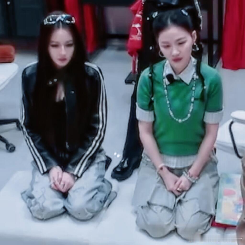 我的妈呀这里有如此萌的两（sān）个小女孩🥰迪丽热巴/金靖/白宇开始推理吧[超