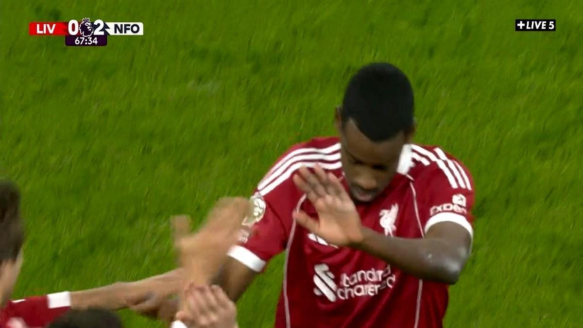 利物浦球迷太生气了！
夏天球队砸了1.5亿欧元买来伊萨克，结果他连5000欧元的