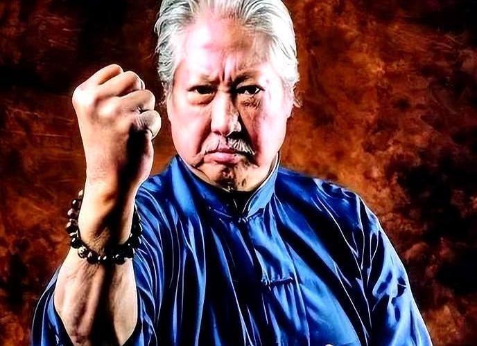 洪金宝当着成龙的面说：我一拳下去你得躺半天，你敢还手？你不够快，也不够狠。
 