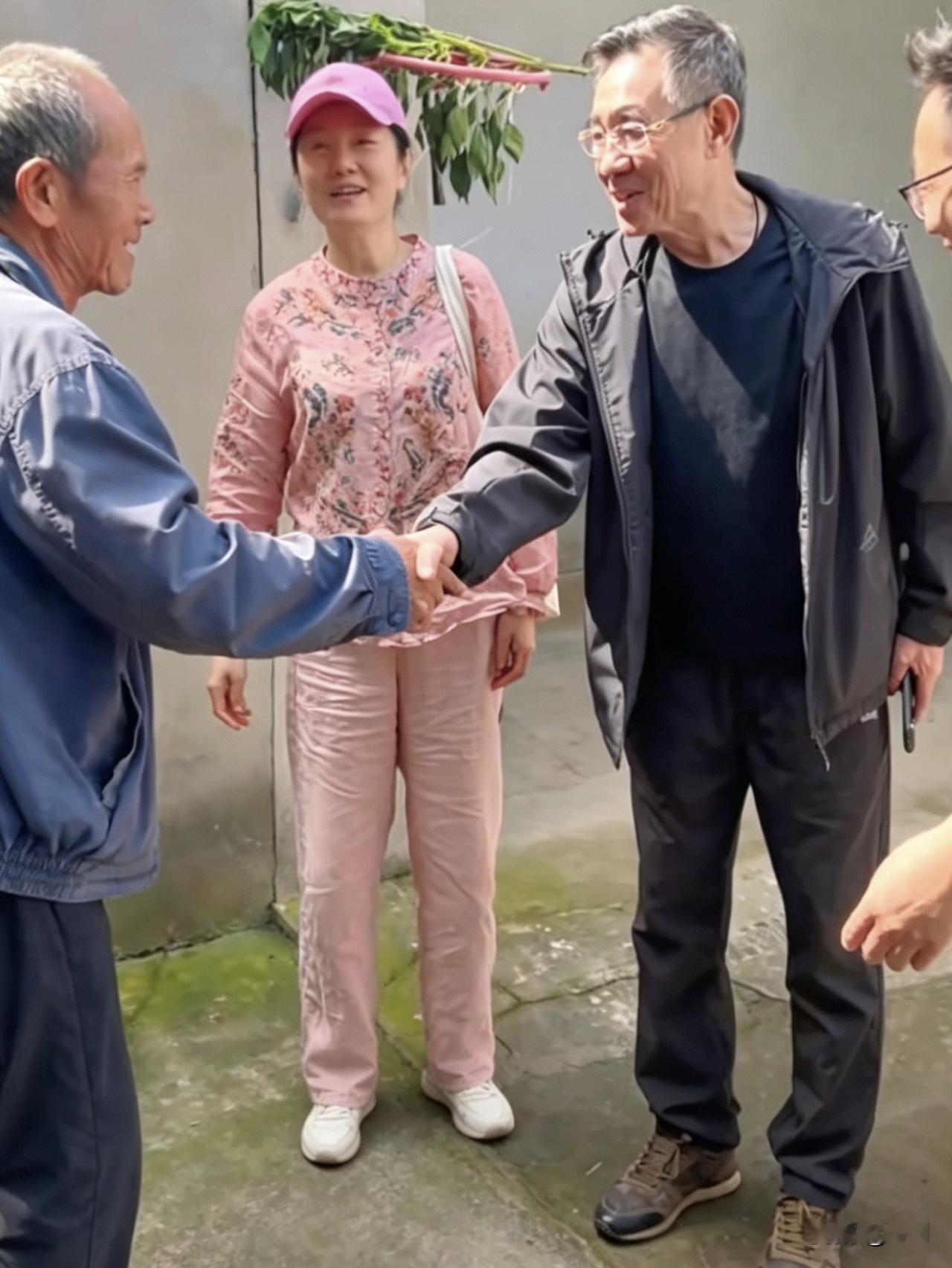 两位知名演员的到访，令农哥家蓬荜生辉，一家人能和大明星近距离接触真是太荣幸了。