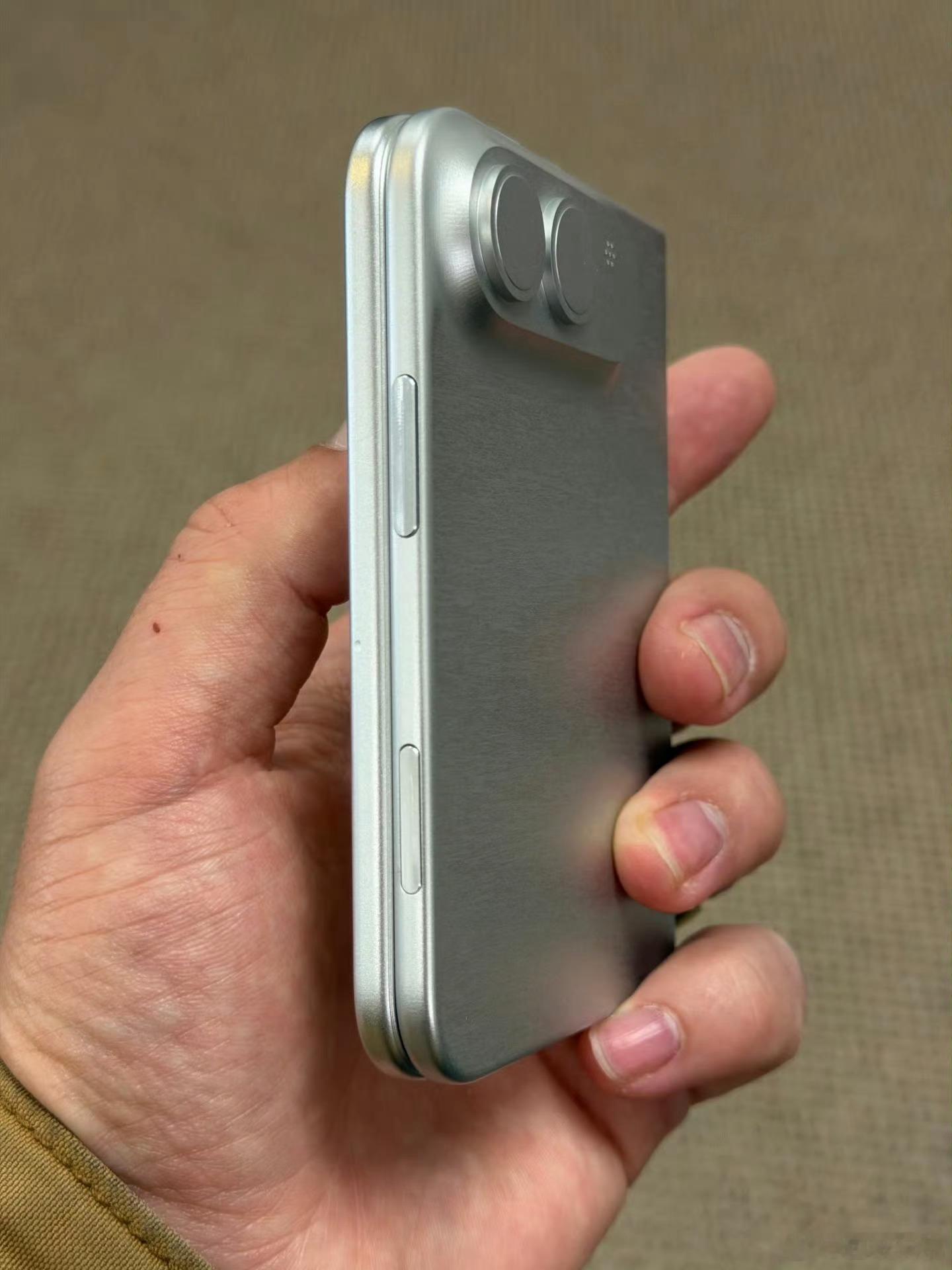 iPhoneUltra机模再上手看了一圈，设计方向应该是大差不差了，苹果的第一代