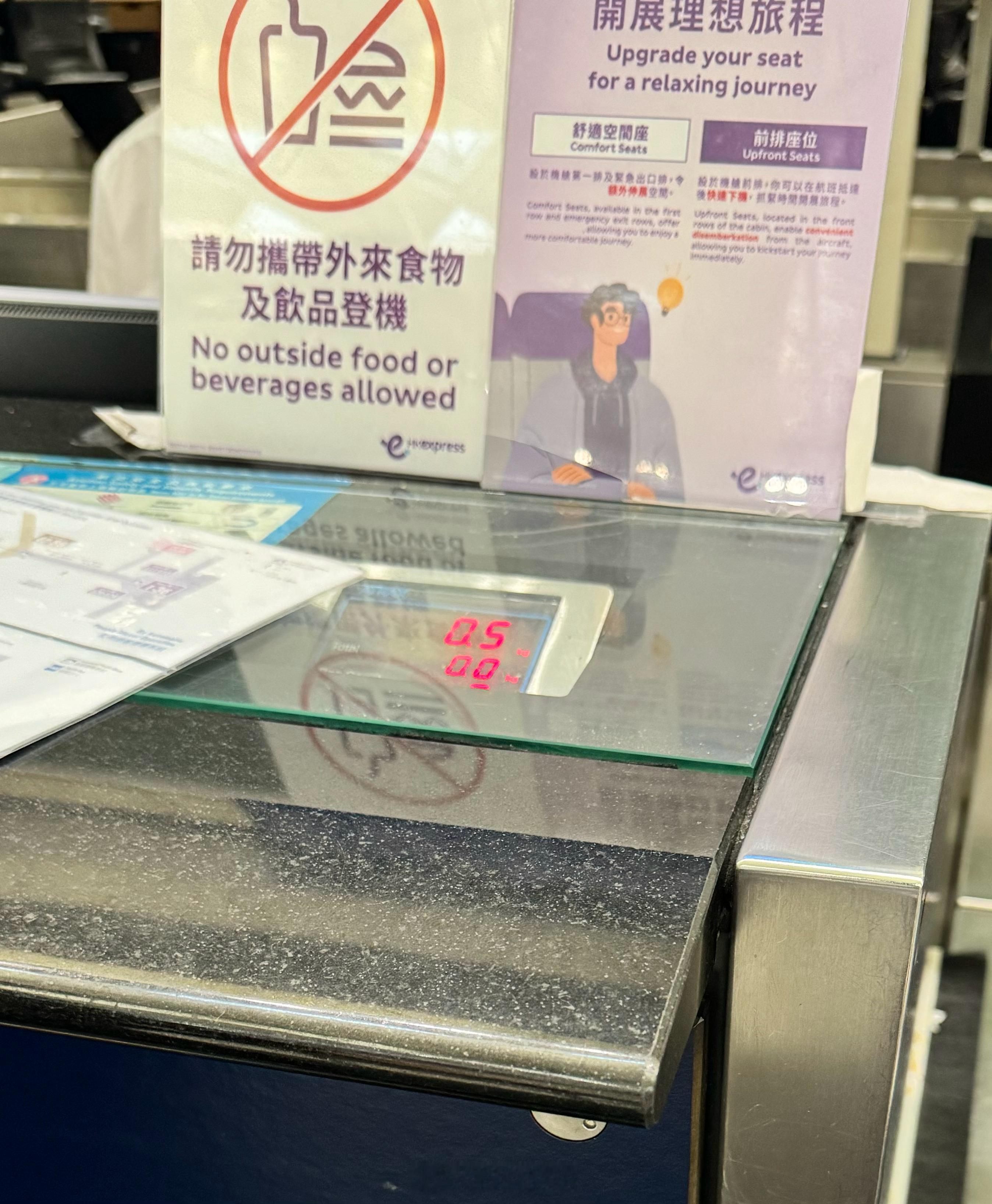 最近搭乘了下香港快运的航班。香港快运是国泰旗下的廉航。首先，机票价格便宜真香。但