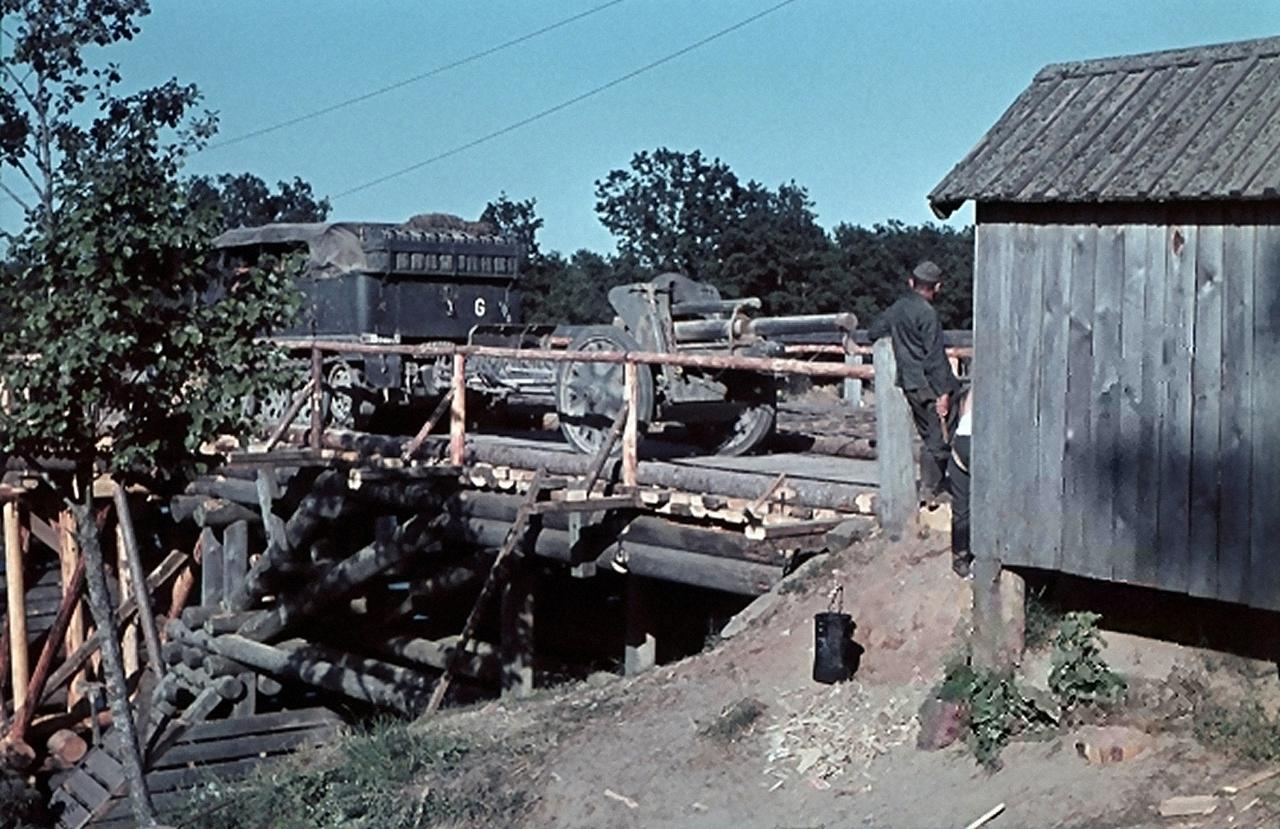 1941 年，在别列津纳河畔的一座木桥上，德军第 3 坦克师的 Sd.Kfz.6
