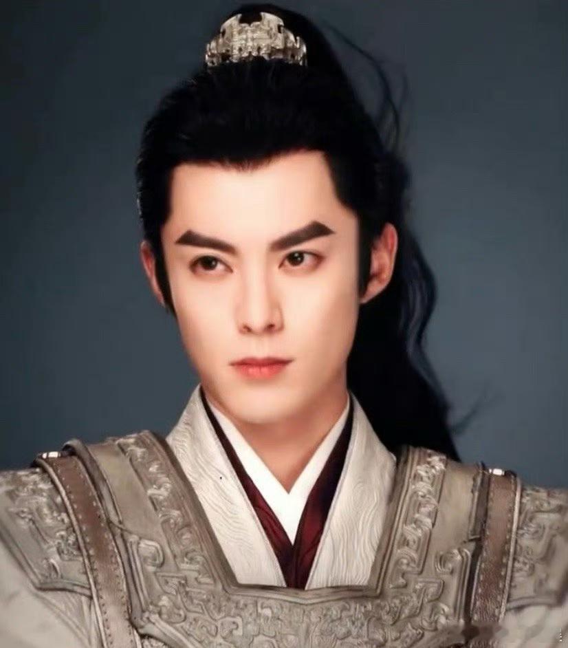 王鹤棣好好的一张脸非要画愤怒的小鸟同款眉毛，越来越让人理解不了了 ​​​