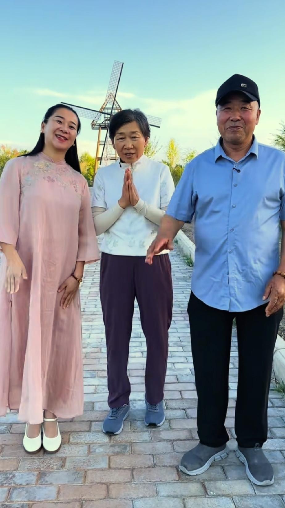 小杨姐姐陪着母亲，从大东北黑土地回到大西北。今天，小杨姐姐与父母一同出镜，聊起小