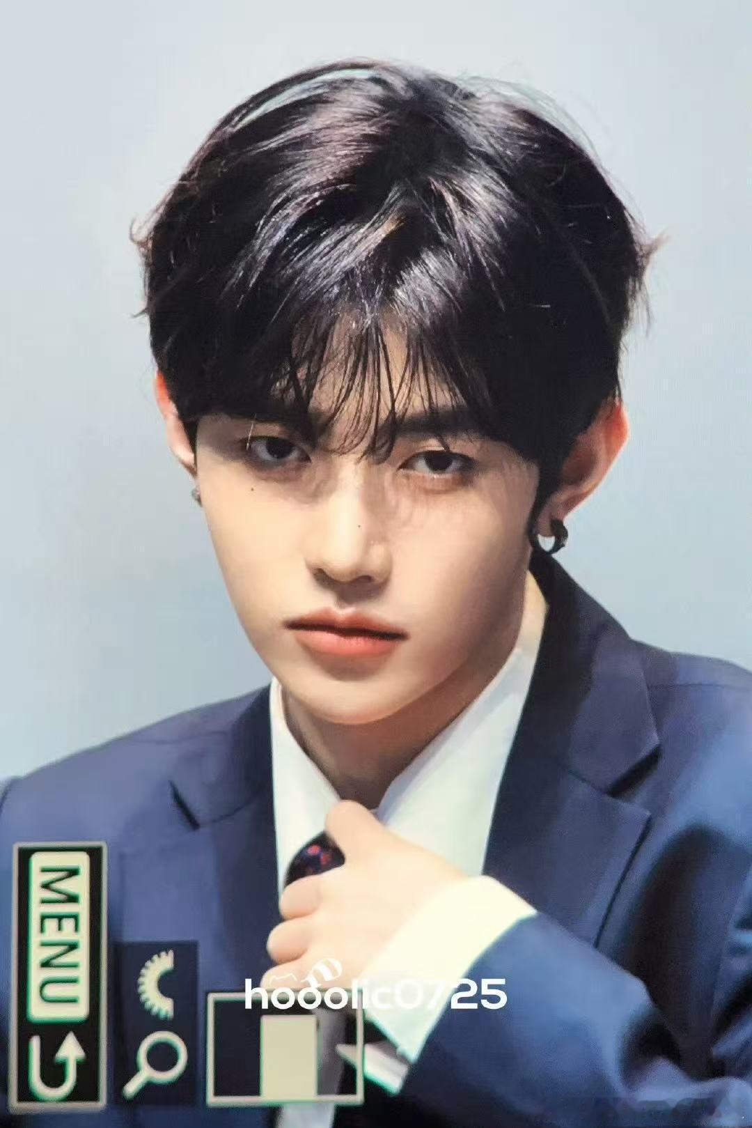 章昊签售制服造型 ​​​章昊和制服的适配度简直拉满了！！！好帅的昊学长～ ​​​