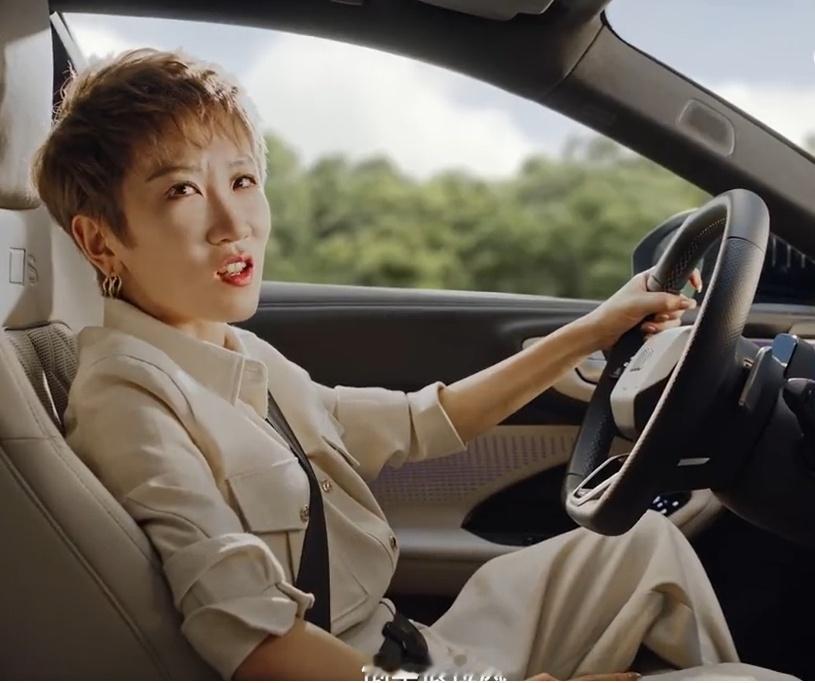 被张踩铃和智能燃油车的脱口秀笑不活了！这平台技术真的藏不住，燃油车智能化天花板没