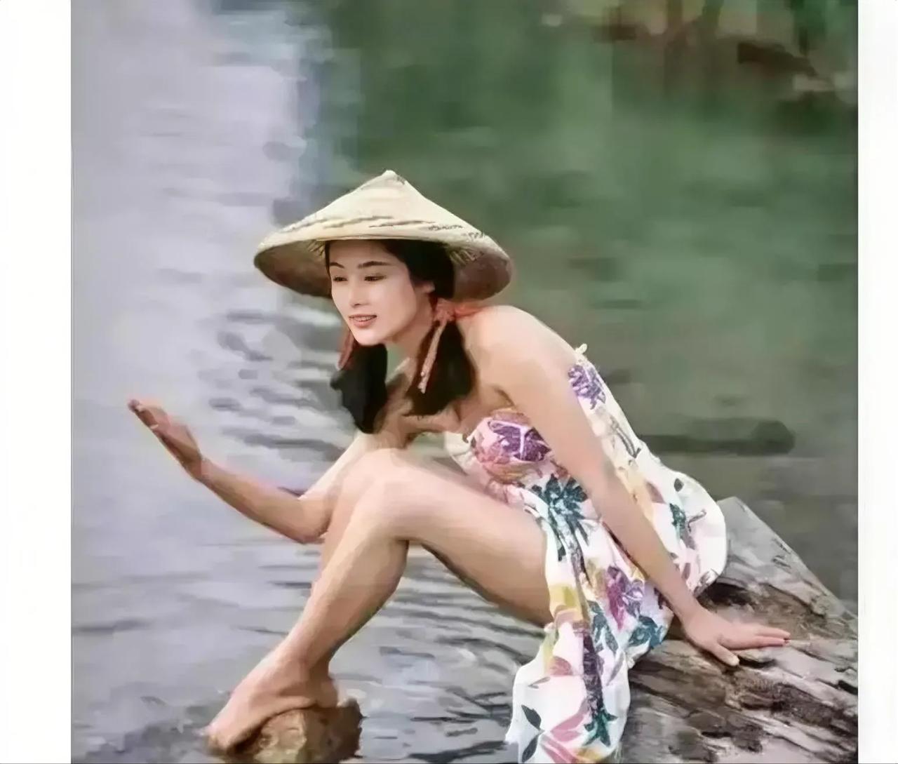 1992年的一个清晨，24岁的陈红穿上一件印花长裙、戴上斗笠，来到了位于江南水乡