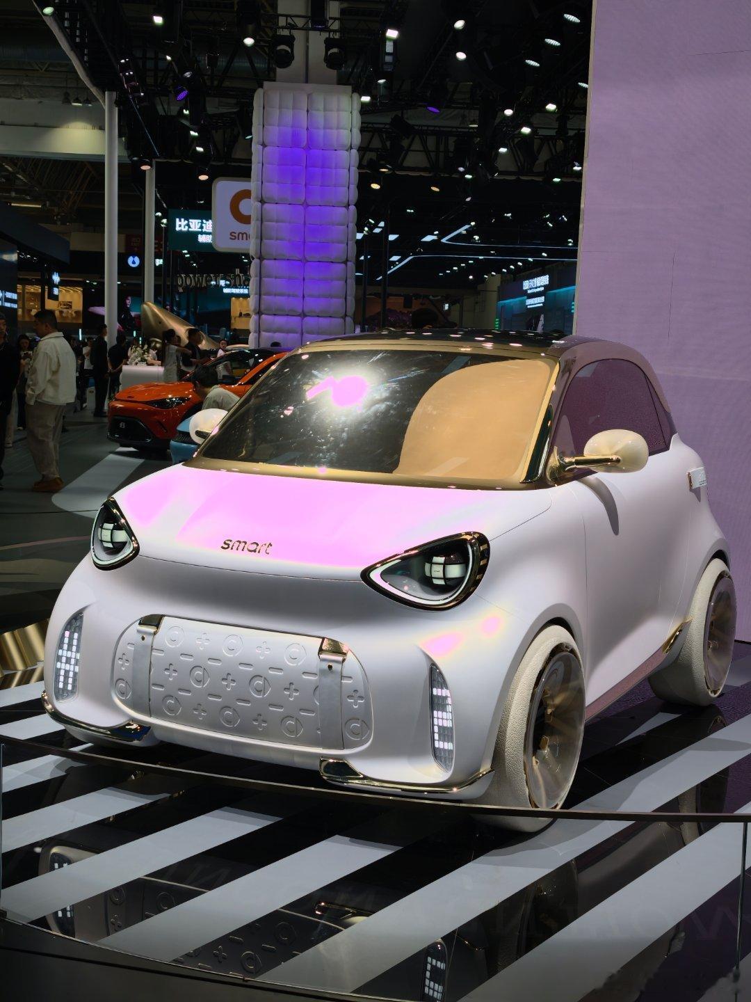 哦对，还看到了smart2的概念车我真喜欢啊，虽然我肯定不会买个这种车，但这个设