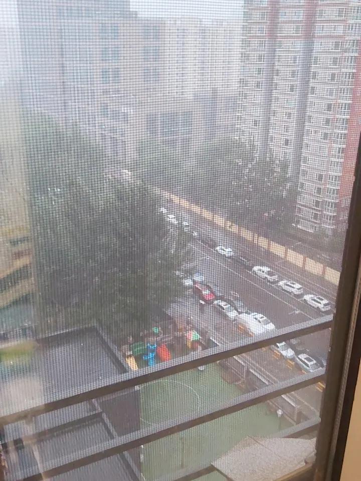 好像从很早之前，一到高考的时候，就要下雨。今天早上突然下雨，路上湿漉漉的。大概率