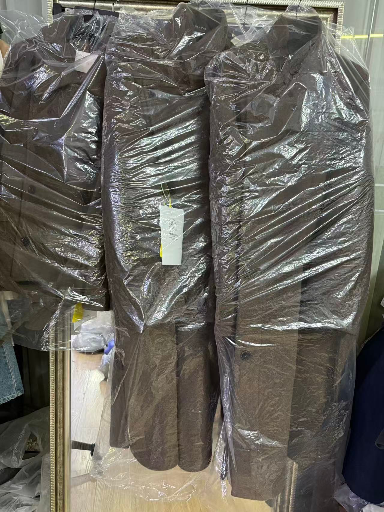 全部大货给大家直播 每个颜色每个样式都是两到三个码数 给大家试穿 你就知道这个大