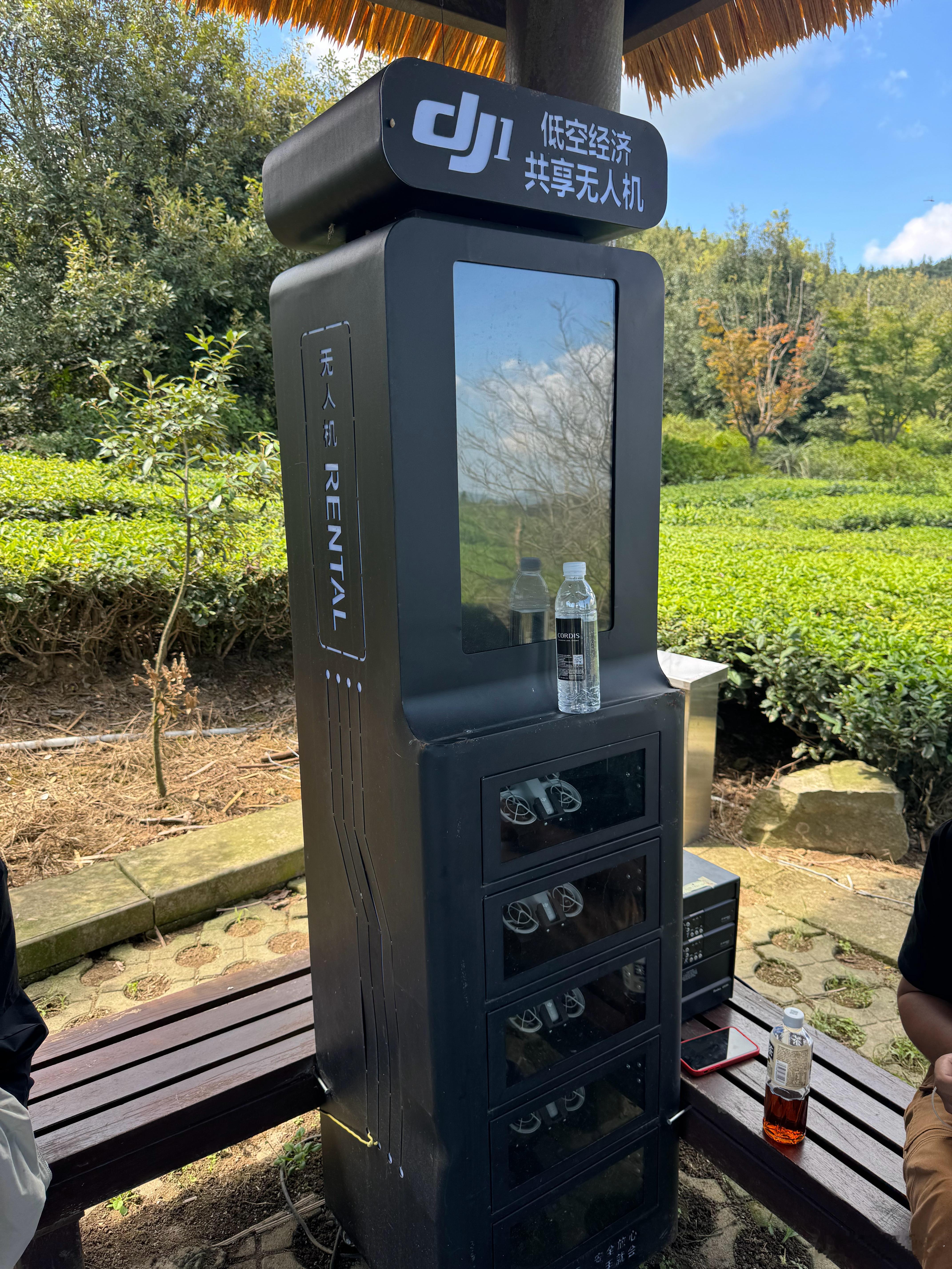 这景区还有无人机租，名字挺高大上的：低空经济共享无人机大疆的neo，结果一看？机