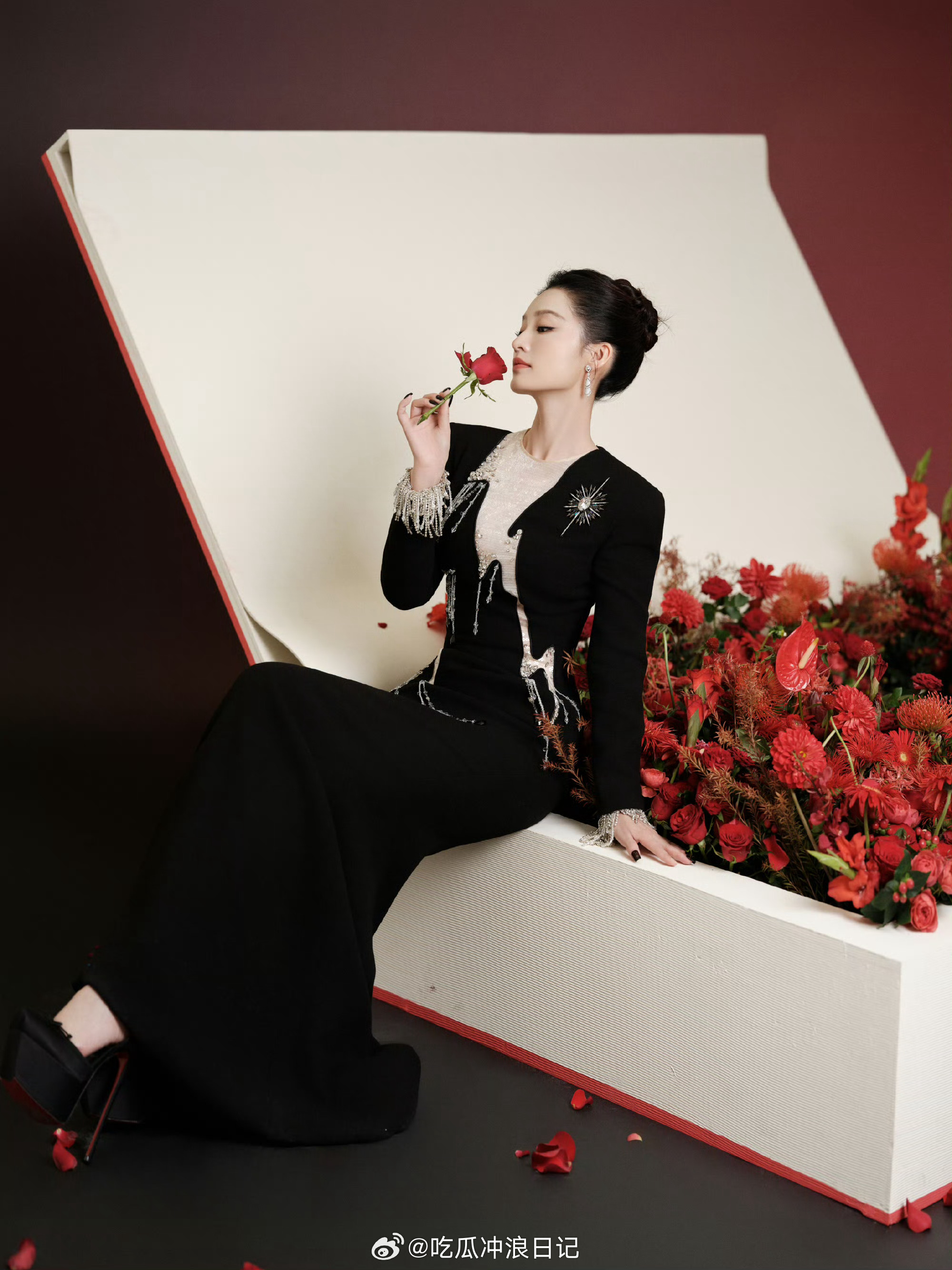 李沁工作室选的裙子李沁今天选了一条黑裙子，好看是好看的，就是感觉她每次造型总是执