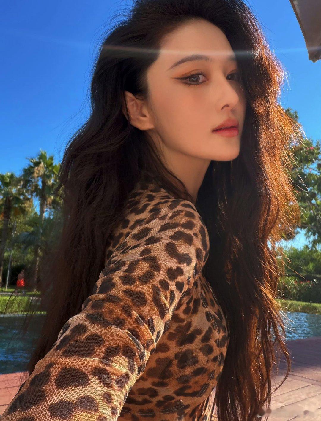 张馨予给自己画的妆张馨予分享直发变卷发技巧张馨予这身豹纹造型真的太抢眼了！自己画