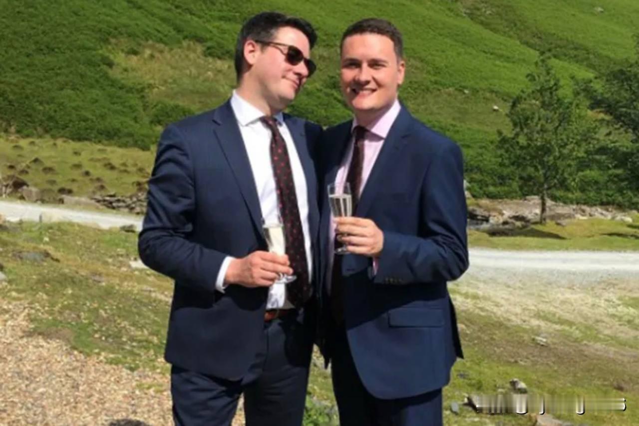 🇬🇧《每日电讯报》昨天报道，右边这位——43岁的韦斯·斯特里廷，他的祖父是曾