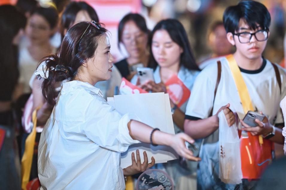 原来大学生的开学待遇可以是赶席K歌？钟美美现场当音乐老师随机抽查，还有校园乐队、