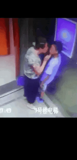 我就想问一下
这是否构成猥亵罪？我们国家有法律约束吗？