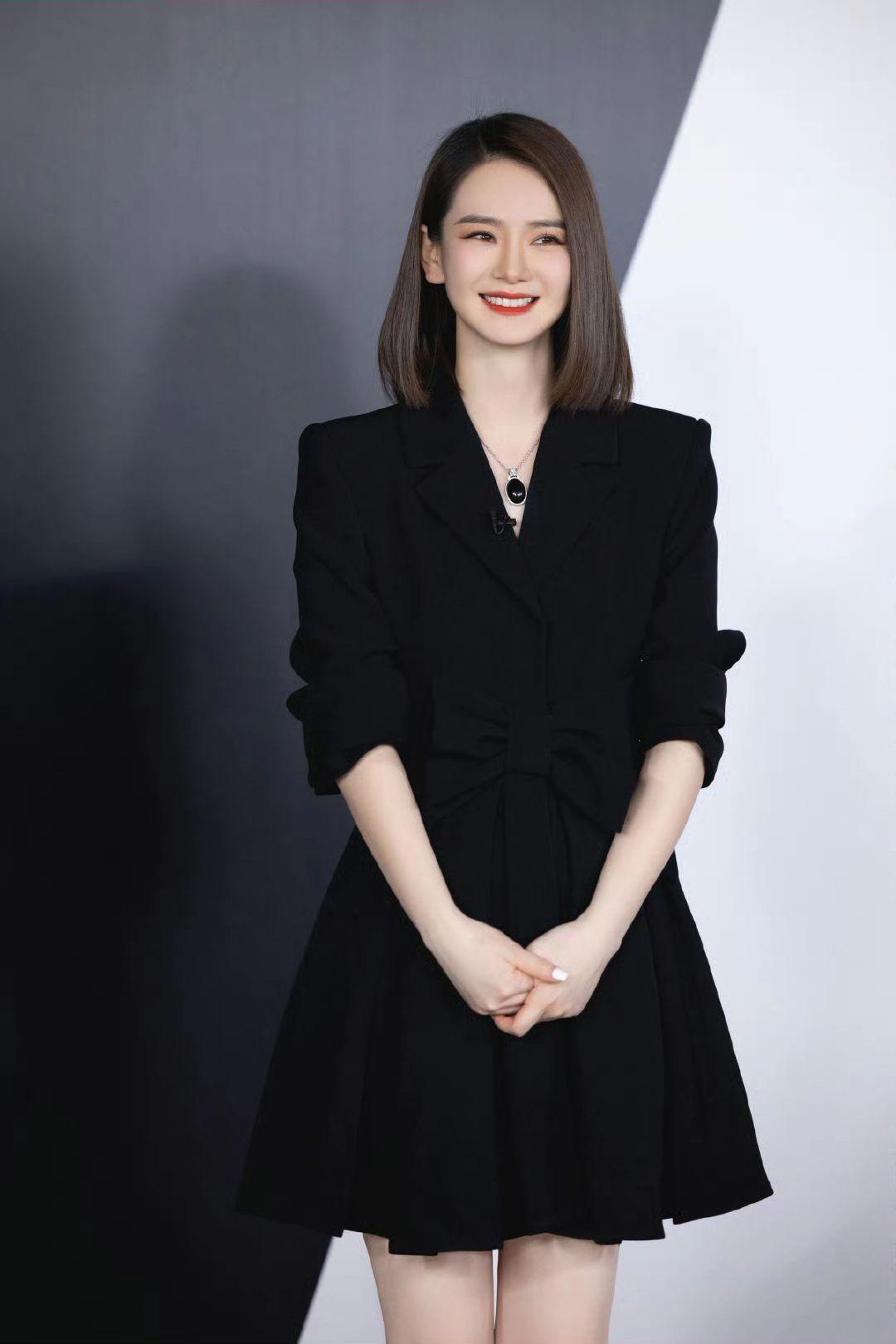 穿西装的女人 戚薇黑裙大长腿妆造