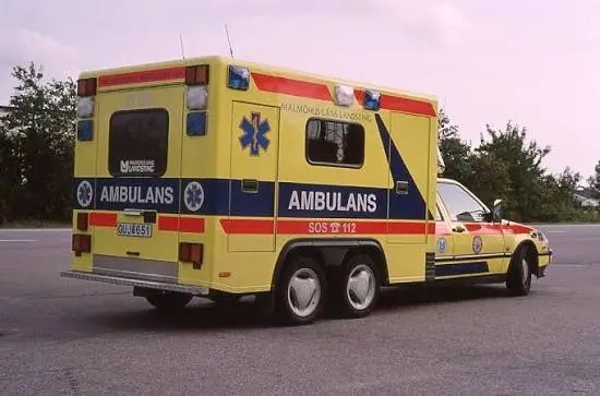 特殊车辆 之前分享过一些沃尔沃轿车改造的救护车，然后今天看到了一个更稀奇的，6轮