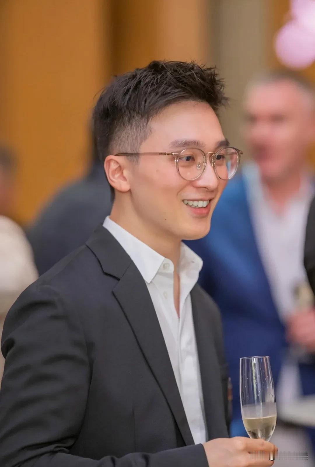 刘嘉玲带着侄子参加知名英籍华人室内设计师傅厚民出道25年晚宴，嘉玲姐为了侄子的前