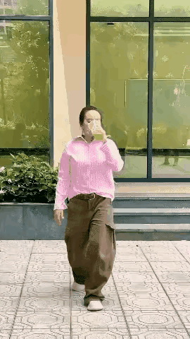 活该这对渣男渣女倒霉，本来想着调戏一下红衣女孩，谁知道红衣女孩是个练家子。