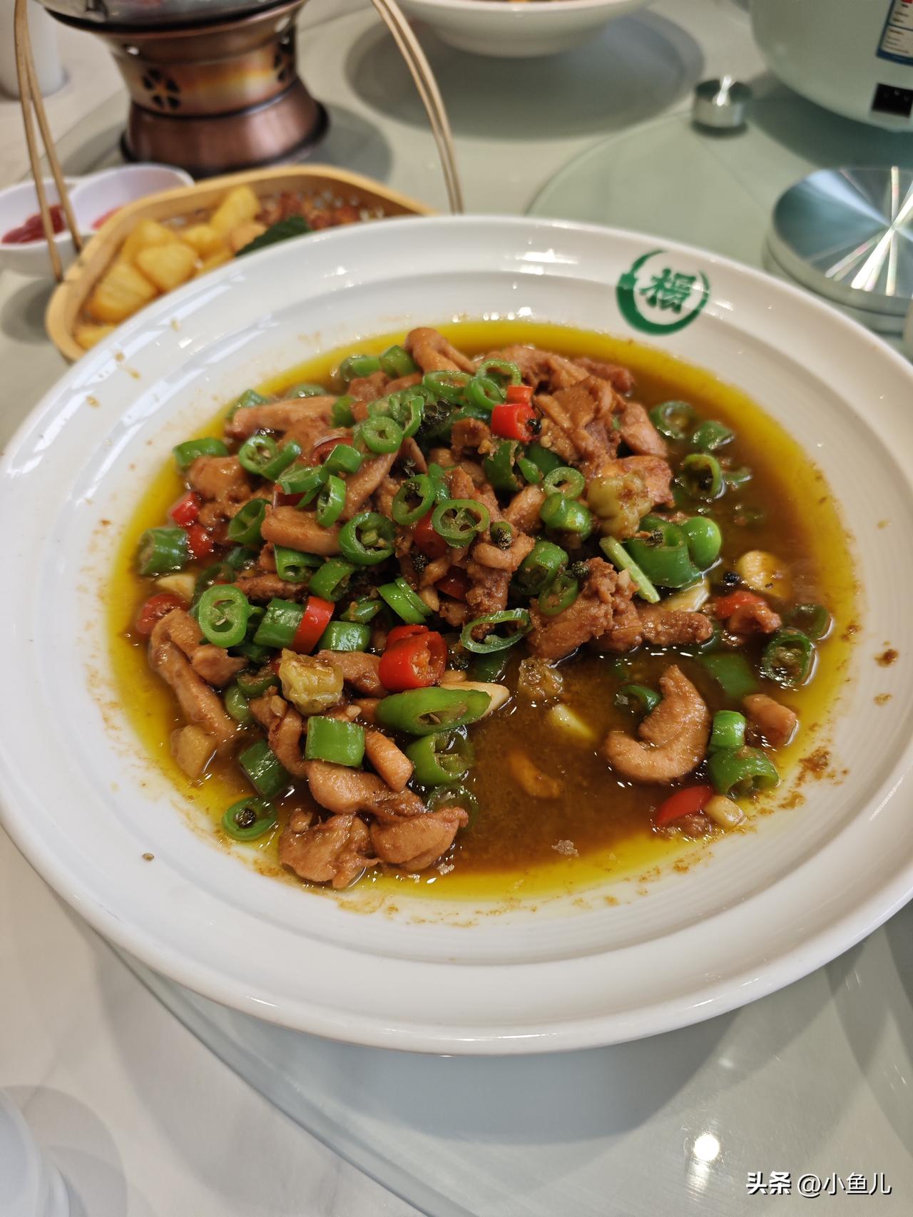 姊妹们，谁懂啊！
烧大肠真的是我的本命下饭菜！
处理得干干净净，一点异味都没有，