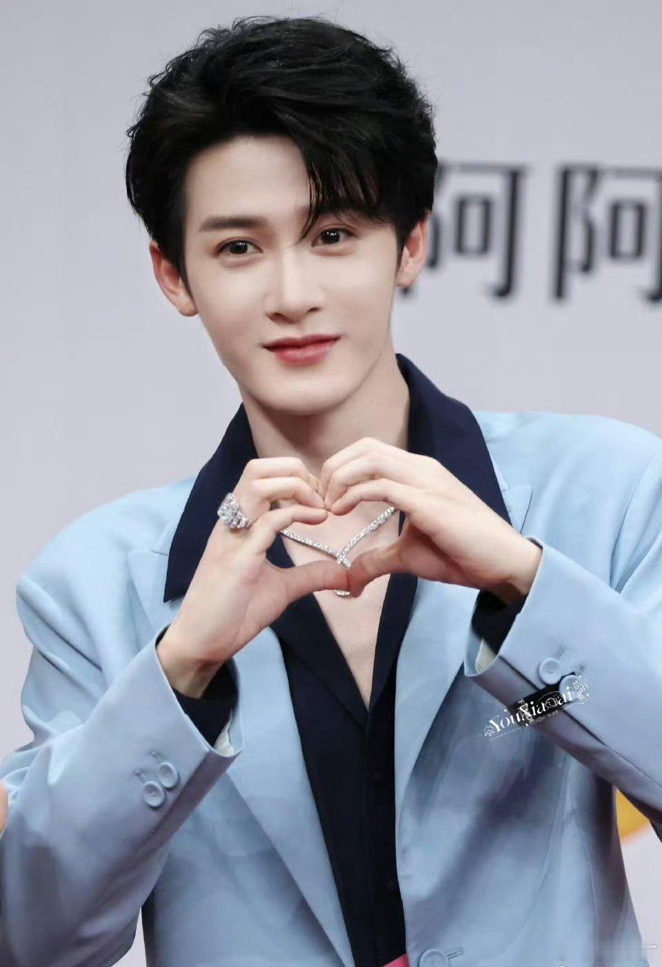 檀健次神图像面线一样繁殖 檀健次星光大赏红毯造型 檀健次精致立体的五官➕与生俱来