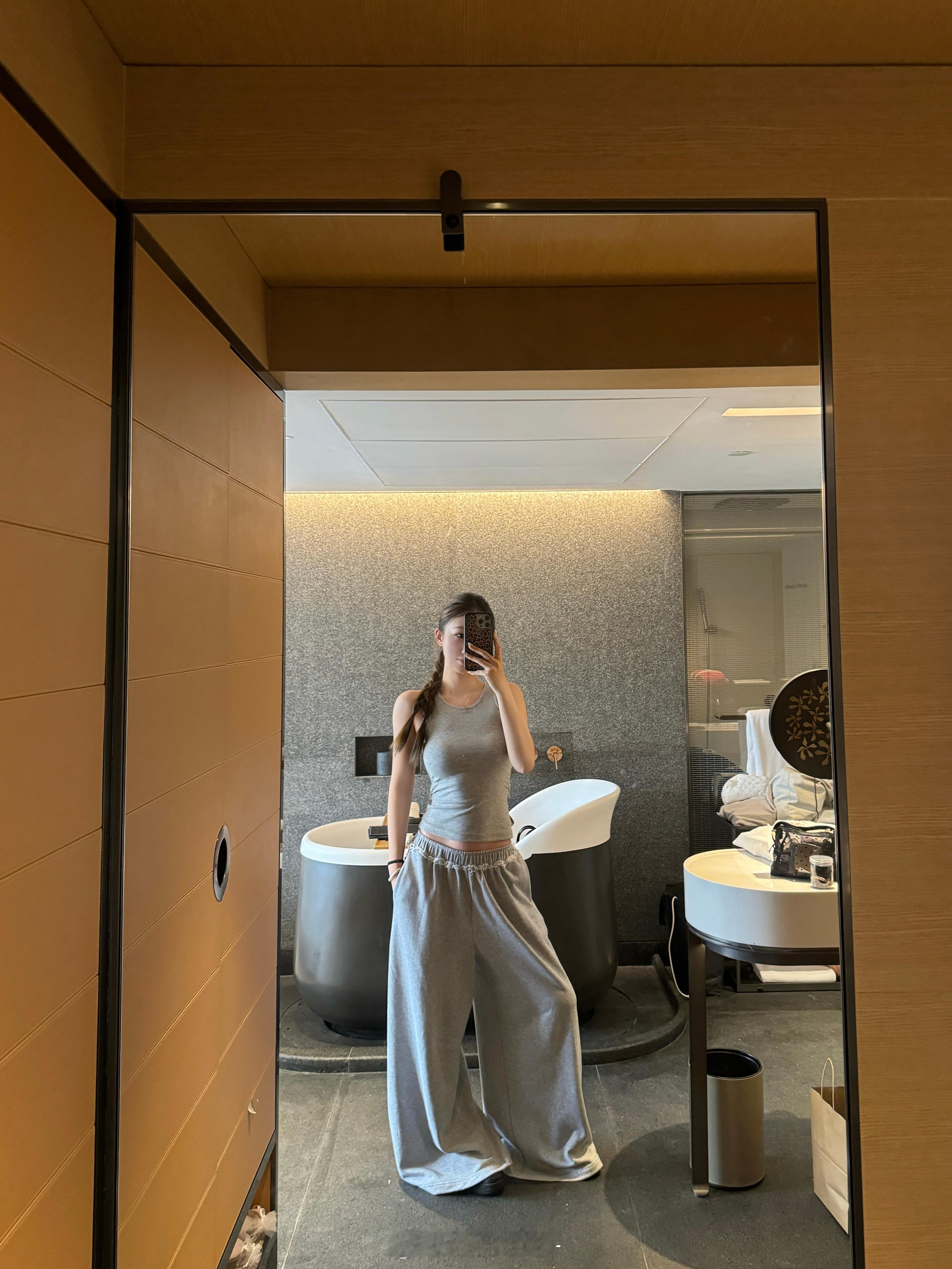 🌸📖看上去简简单单又很舒服 好穿的一套～背心后腰是绑带设计 很小心机！zp揪