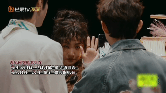 何老师演我朋友帮我出片大侦探 何老师认真拍照的样子绝了！对焦、找角度、调整姿势，