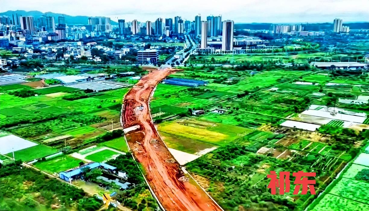 下面这个图是祁东前两年的图片，有高楼大厦的就是祁东县城，县城的边缘就是稻田，稻田