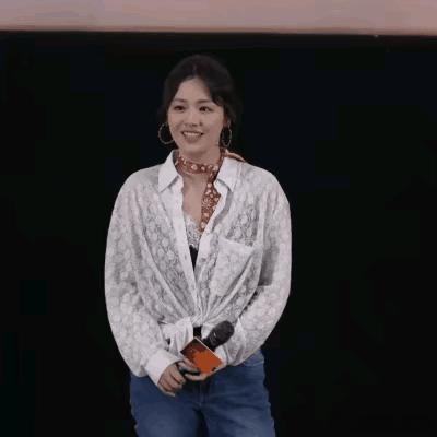 女明星马思纯似乎很爱笑呢？也许这是她对抗抑郁症的一种方式。曾经她为爱情抑郁，分手