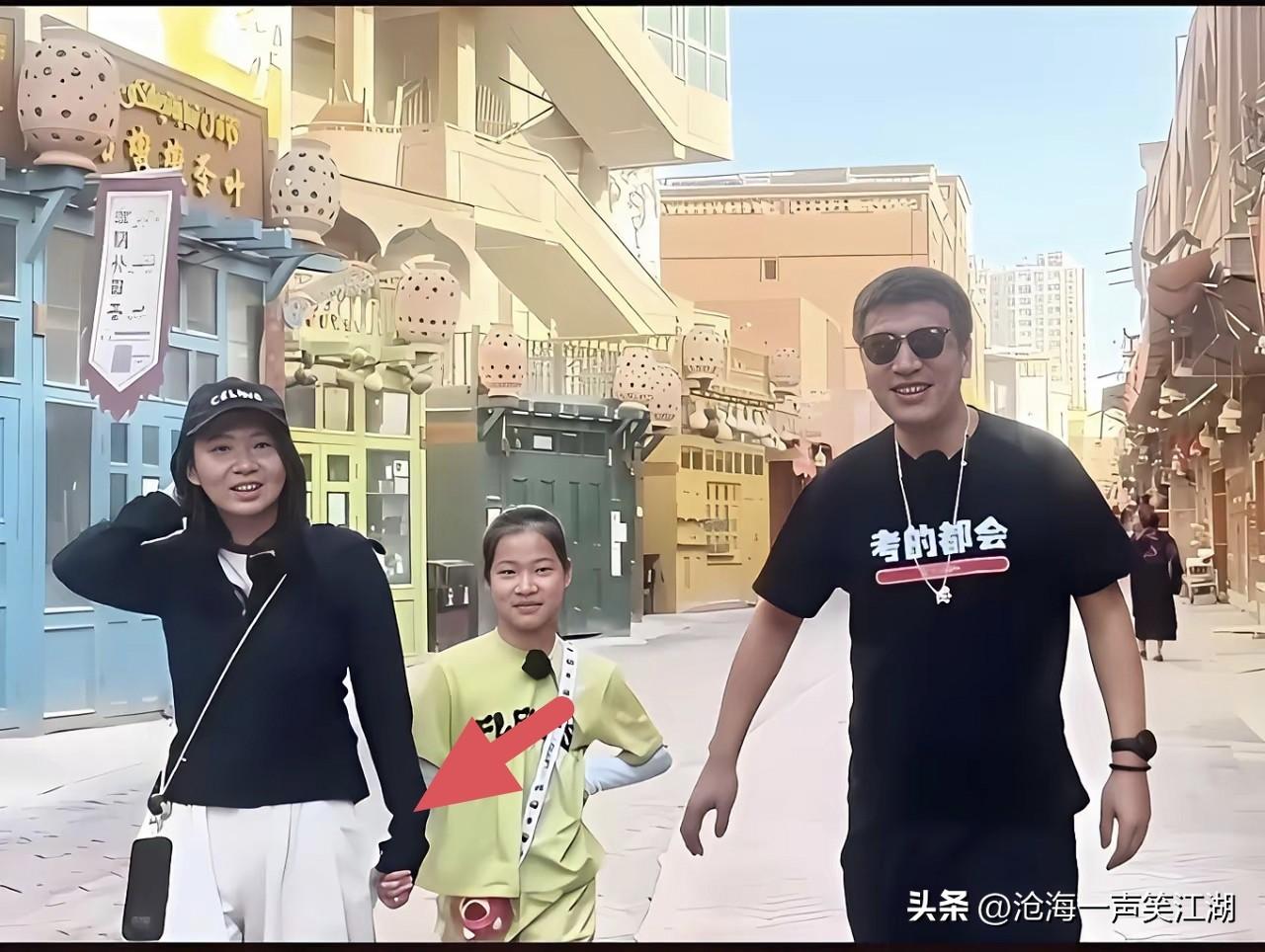 张雪峰这一走，
最最伤心的人只能是他的妻子和女儿了。

张老师靠着自己对高考和考