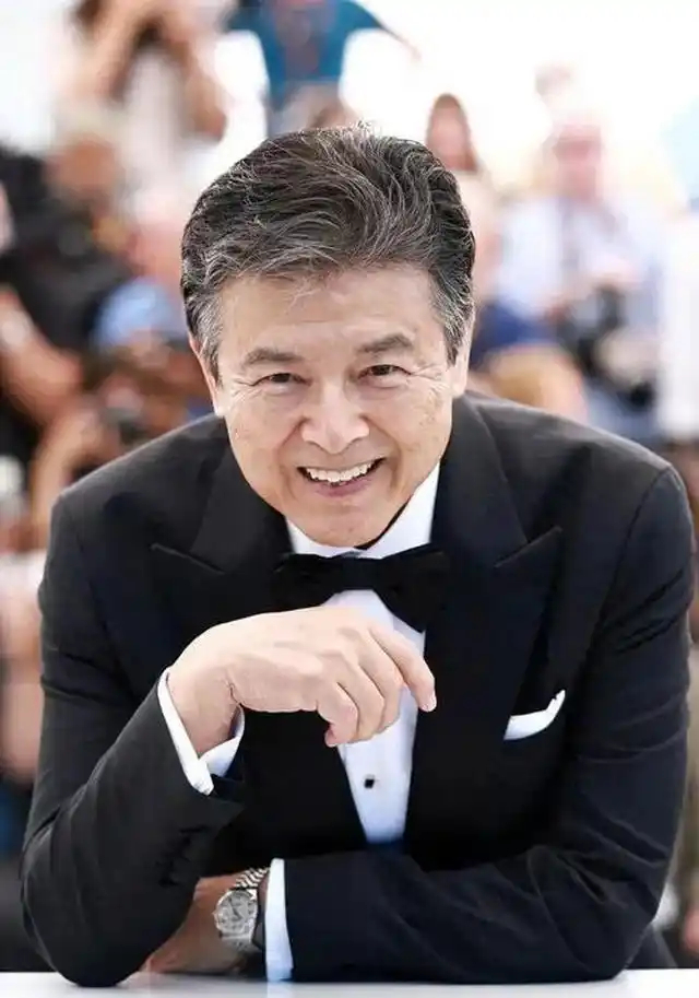 74岁三浦友和，不靠儿孙帮衬，还清债务搬出豪宅和山口百惠恩爱到老 